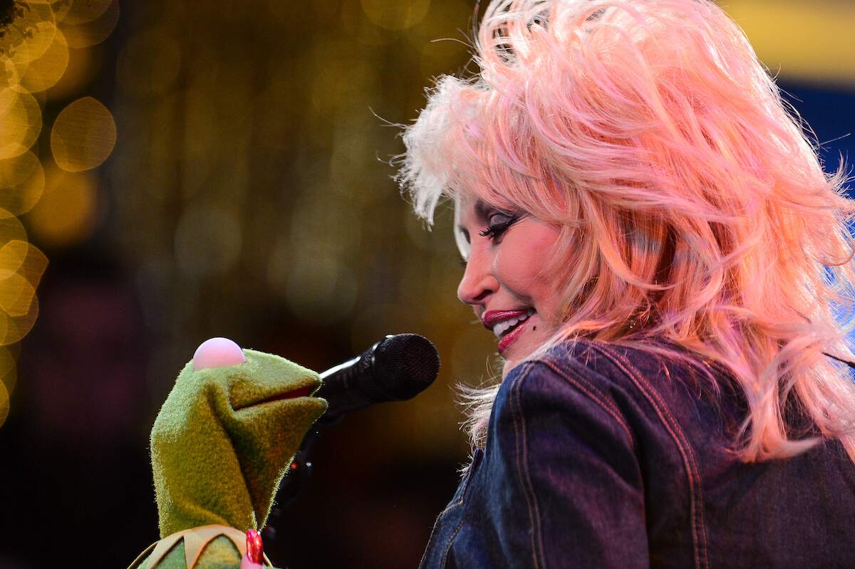 Singer Dolly Parton performs with Kermit The Frog at "Good Morning America" in 2012